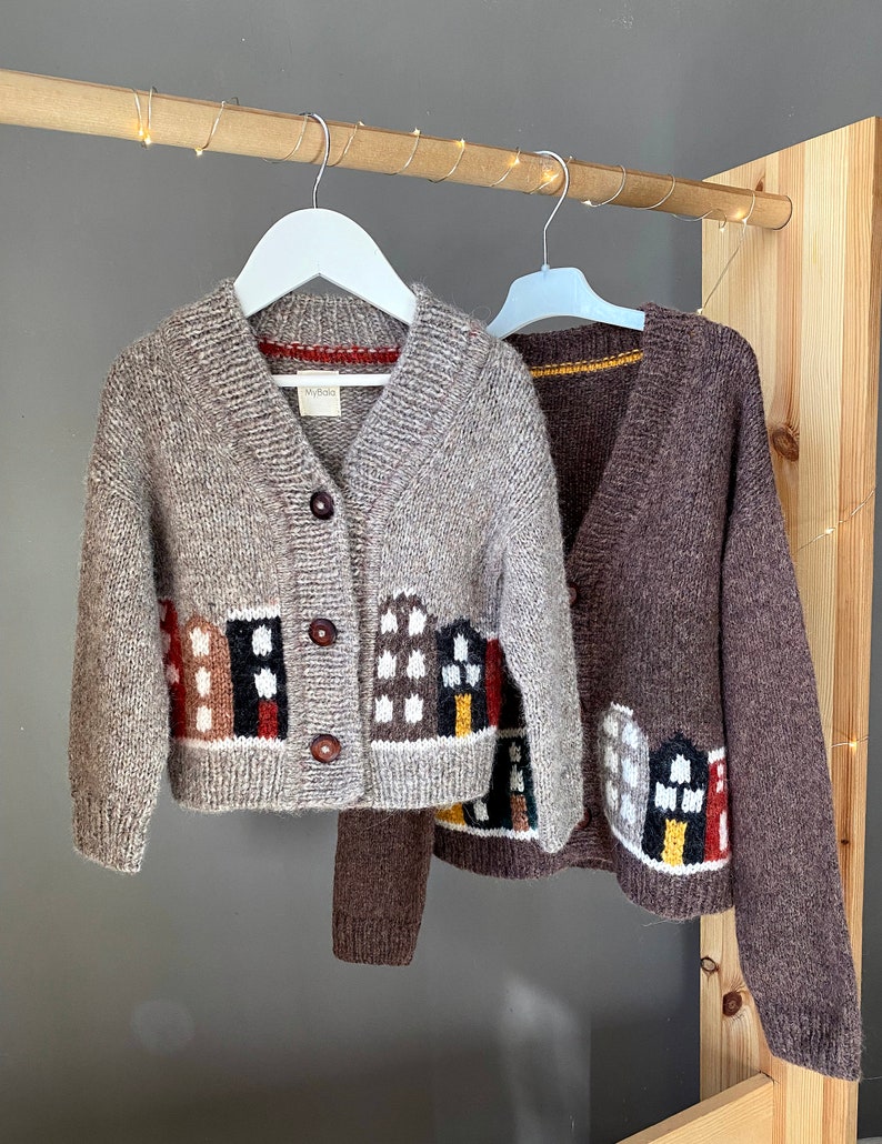 Cárdigan oversize tejido a mano para niños. Cárdigan holgado unisex para niños pequeños. Lindo cárdigan de casas de punto. Suéter de alpaca en punto grueso. chico regalo imagen 4