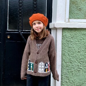 Cárdigan oversize tejido a mano para niños. Cárdigan holgado unisex para niños pequeños. Lindo cárdigan de casas de punto. Suéter de alpaca en punto grueso. chico regalo imagen 5