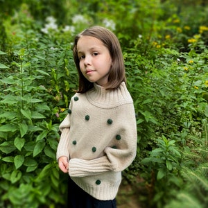 Pull surdimensionné avec pompons en mohair pour les filles. Pull à pois tricoté à la main moelleux. Pull à col roulé slouchy fille. Pull en tricot épais. image 6