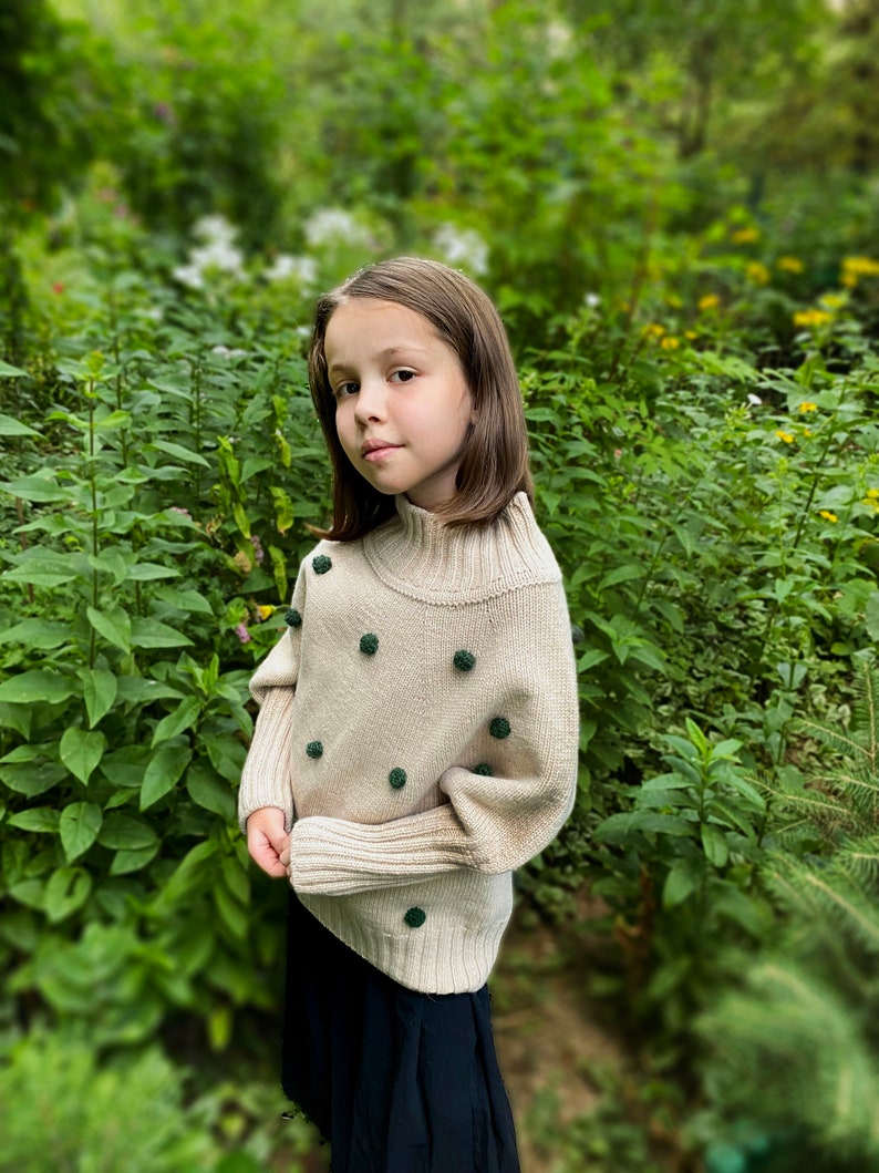 Pull surdimensionné avec pompons en mohair pour les filles. Pull à pois tricoté à la main moelleux. Pull à col roulé slouchy fille. Pull en tricot épais. image 6