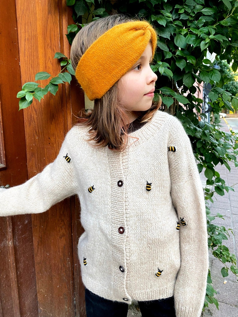 Chunky knit cardigan for girls with bee embroidery. Alpaca cardigan sweater girls. Oversized crew neck cardigan. Toddler bee sweater. 7-8 oat US kids' numeric