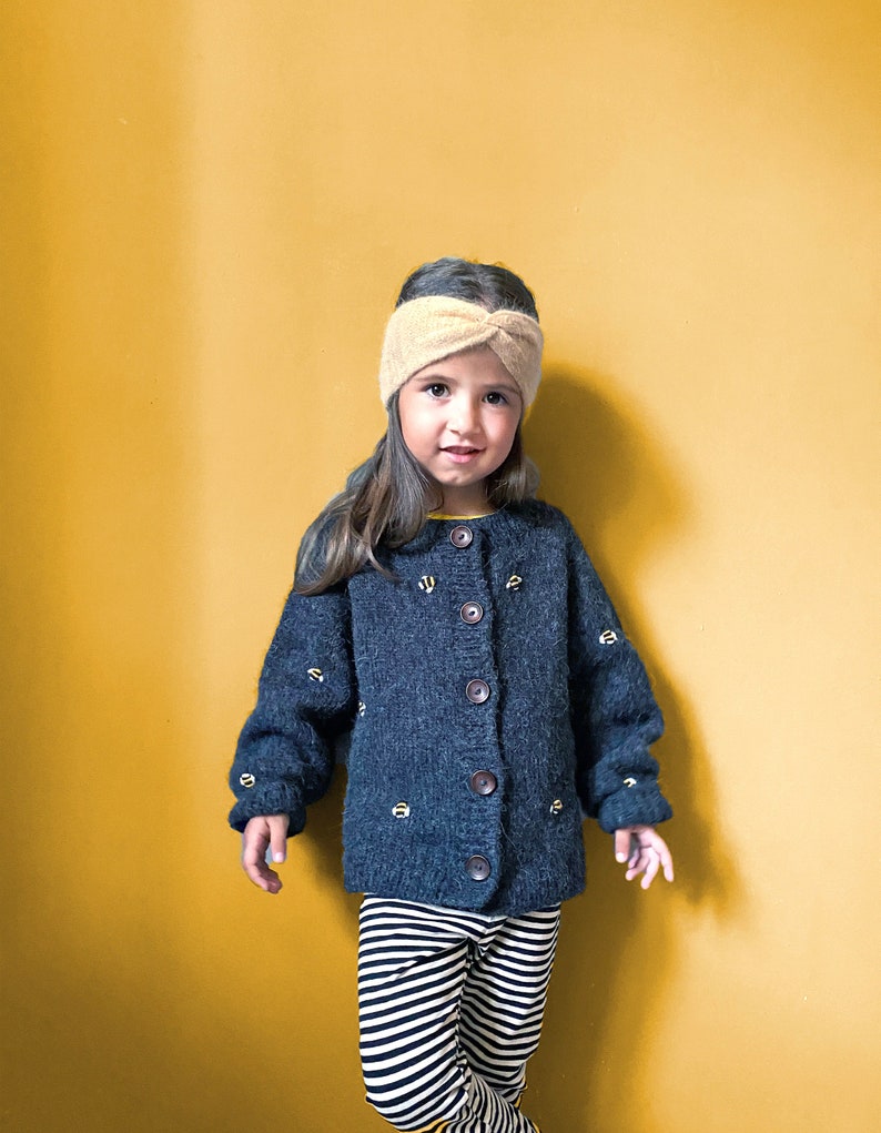 Chunky knit cardigan for girls with bee embroidery. Alpaca cardigan sweater girls. Oversized crew neck cardigan. Toddler bee sweater. 2-3 anthracite US kids' numeric