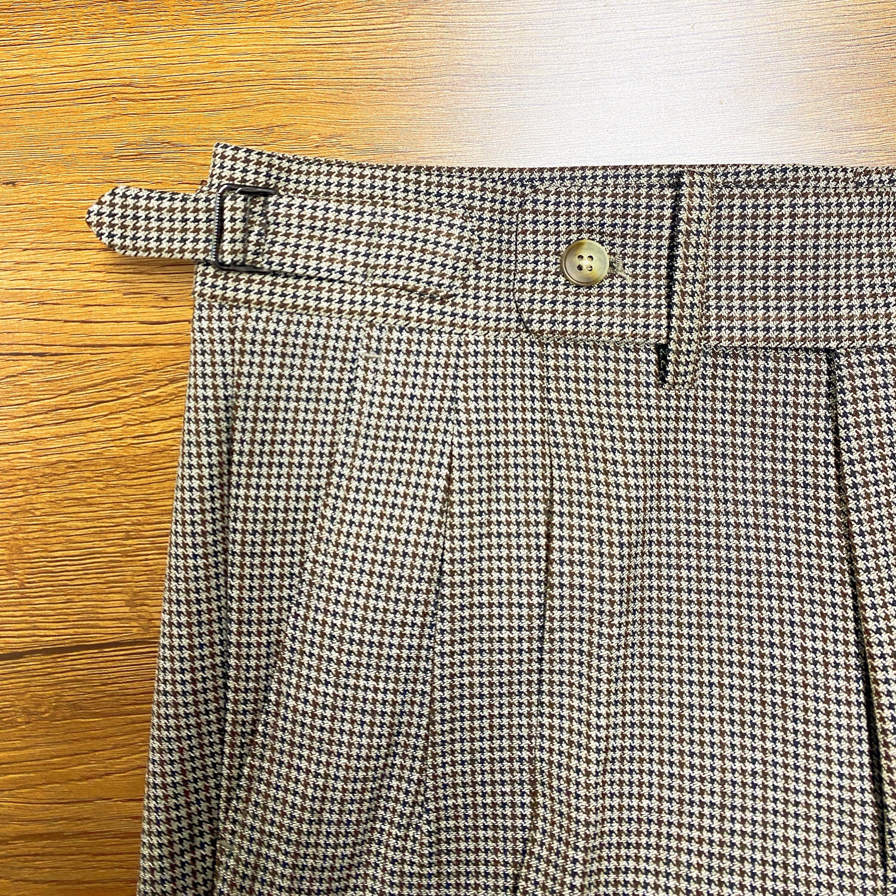 Pantaloni in cotone testurizzato a quadri vintage, pantaloni da uomo in cotone a quadri con pieghe, pantaloni in cotone morbidi a vita alta, pantaloni da sposo in gurkha arrotolati