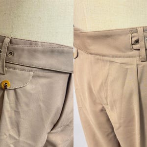 Puede incluir: Un pantal&oacute;n beige con cintur&oacute;n. El pantal&oacute;n tiene un bot&oacute;n en el bolsillo delantero y un ojal para el cintur&oacute;n en la cintura.