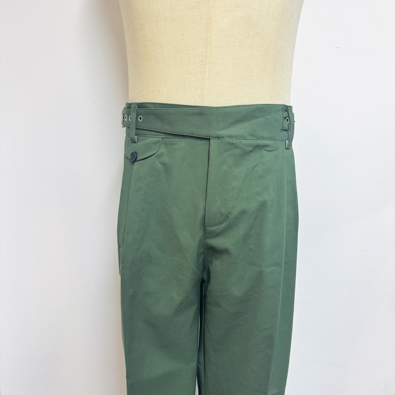 Puede incluir: Pantal&oacute;n cargo verde con cintur&oacute;n y un bolsillo con bot&oacute;n.