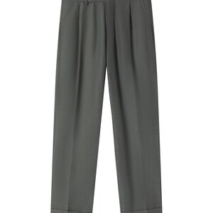 K&ouml;nnte beinhalten: Eine dunkelgraue Hose mit Falten, einem Knopf und einer G&uuml;rtelschlaufe.