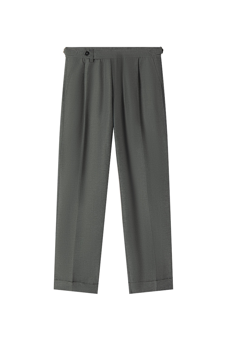K&ouml;nnte beinhalten: Eine dunkelgraue Hose mit Falten, einem Knopf und einer G&uuml;rtelschlaufe.