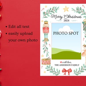 K&ouml;nnte beinhalten: Eine druckbare Weihnachts-Fotokarte mit wei&szlig;em Hintergrund und gr&uuml;nem Stechpalmenrand. Die Karte zeigt einen Fotoplatz mit blauem Himmel und gr&uuml;nem Gras, einen Nussknacker, ein Geschenk und eine Ballerina. Der Text "Frohe Weihnachten 2024" steht oben auf der Karte, und der Text "mit Liebe, DIE FAMILIE ANDERSON" steht unten.