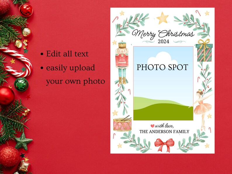 K&ouml;nnte beinhalten: Eine druckbare Weihnachts-Fotokarte mit wei&szlig;em Hintergrund und gr&uuml;nem Stechpalmenrand. Die Karte zeigt einen Fotoplatz mit blauem Himmel und gr&uuml;nem Gras, einen Nussknacker, ein Geschenk und eine Ballerina. Der Text "Frohe Weihnachten 2024" steht oben auf der Karte, und der Text "mit Liebe, DIE FAMILIE ANDERSON" steht unten.