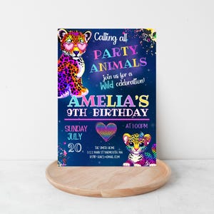 Puede incluir: Una invitaci&oacute;n de fiesta de cumplea&ntilde;os azul y morada con un dise&ntilde;o de estampado de leopardo colorido. La invitaci&oacute;n dice "Calling all Party Animals" y "Amelia's 9th Birthday". La invitaci&oacute;n es para el domingo 20 de julio a las 22:00.