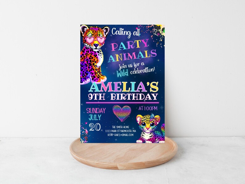 Puede incluir: Una invitaci&oacute;n de fiesta de cumplea&ntilde;os azul y morada con un dise&ntilde;o de estampado de leopardo colorido. La invitaci&oacute;n dice "Calling all Party Animals" y "Amelia's 9th Birthday". La invitaci&oacute;n es para el domingo 20 de julio a las 22:00.