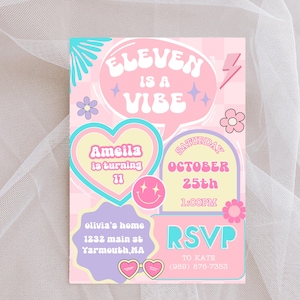 Op de afbeelding: Een roze en pastelkleurige uitnodigingskaart met de tekst "ELEVEN IS A VIBE". De kaart bevat de naam "Amelia" en het nummer "11", samen met evenementdetails zoals de datum, tijd en RSVP-informatie. Het ontwerp bevat harten, bloemen en een smiley.