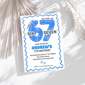 Op de afbeelding: Een witte verjaardagsuitnodiging met een blauwe rand en tekst. De uitnodiging luidt: "Ik was SIX, maar nu ben ik SEVEN." Het kondigt Andrew's 7e verjaardag aan, inclusief datum, tijd en locatie. De RSVP-gegevens zijn ook opgenomen.