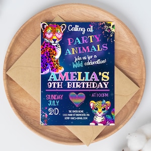 Puede incluir: Una invitaci&oacute;n de fiesta colorida para el 9&ordm; cumplea&ntilde;os de Amelia. La invitaci&oacute;n presenta un fondo azul con estrellas, un coraz&oacute;n arco&iacute;ris y dos leopardos de dibujos animados con gafas de sol. El texto dice "&iexcl;Llamada a todos los animales de fiesta! &iexcl;&Uacute;nete a nosotros para una celebraci&oacute;n salvaje! El 9&ordm; cumplea&ntilde;os de Amelia, domingo 20 de julio, a la 1:00 PM. The Smith Home, 122 Main St, Somewhere, MA, RSVP kar2@gmail.com"