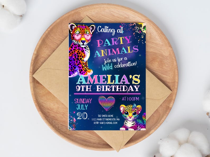 Puede incluir: Una invitaci&oacute;n de fiesta colorida para el 9&ordm; cumplea&ntilde;os de Amelia. La invitaci&oacute;n presenta un fondo azul con estrellas, un coraz&oacute;n arco&iacute;ris y dos leopardos de dibujos animados con gafas de sol. El texto dice "&iexcl;Llamada a todos los animales de fiesta! &iexcl;&Uacute;nete a nosotros para una celebraci&oacute;n salvaje! El 9&ordm; cumplea&ntilde;os de Amelia, domingo 20 de julio, a la 1:00 PM. The Smith Home, 122 Main St, Somewhere, MA, RSVP kar2@gmail.com"