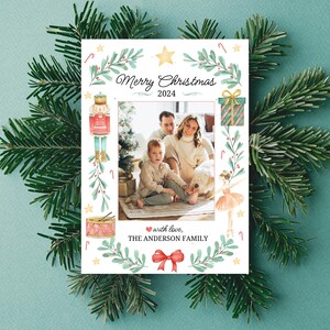 K&ouml;nnte beinhalten: Eine Weihnachtskarte mit einem Familienfoto und einem festlichen Aquarellrand. Die Karte lautet "Frohe Weihnachten 2024" und "mit Liebe, DIE FAMILIE ANDERSON".