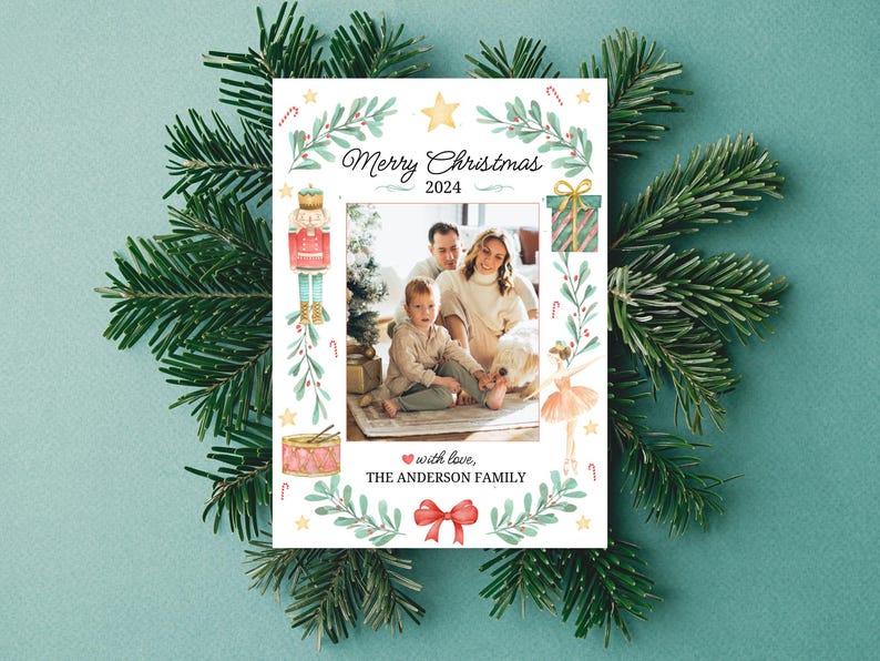 K&ouml;nnte beinhalten: Eine Weihnachtskarte mit einem Familienfoto und einem festlichen Aquarellrand. Die Karte lautet "Frohe Weihnachten 2024" und "mit Liebe, DIE FAMILIE ANDERSON".