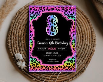 Puede incluir: Una vibrante invitación de cumpleaños con fondo negro y un gran número 8. La invitación presenta un borde colorido con estampado de leopardo en tonos rosa, morado, amarillo y verde. El texto dice "Emma's 8th Birthday" con detalles del evento.