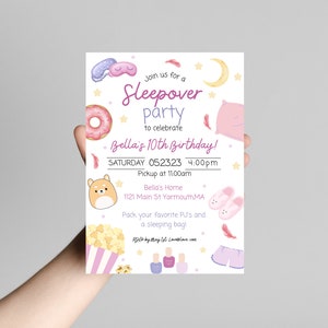 K&ouml;nnte beinhalten: Eine rosa und lilafarbene Einladung zu einer Pyjamaparty mit einem Donut, Popcorn, Nagellack und einer Schlafmaske. Die Einladung lautet "Schlie&szlig;en Sie sich uns zu einer Pyjamaparty an, um Bellas 10. Geburtstag zu feiern!" SAMSTAG 05.23.23 16:00 Uhr Abholung um 11:00 Uhr Bellas Zuhause 1121 Main St Yarmouth, MA Packen Sie Ihren Lieblings-Pyjama und einen Schlafsack ein! RSVP bis zum 1. Mai LoveLove.com