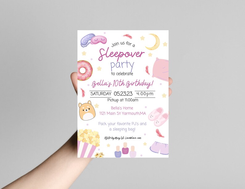 K&ouml;nnte beinhalten: Eine rosa und lilafarbene Einladung zu einer Pyjamaparty mit einem Donut, Popcorn, Nagellack und einer Schlafmaske. Die Einladung lautet "Schlie&szlig;en Sie sich uns zu einer Pyjamaparty an, um Bellas 10. Geburtstag zu feiern!" SAMSTAG 05.23.23 16:00 Uhr Abholung um 11:00 Uhr Bellas Zuhause 1121 Main St Yarmouth, MA Packen Sie Ihren Lieblings-Pyjama und einen Schlafsack ein! RSVP bis zum 1. Mai LoveLove.com