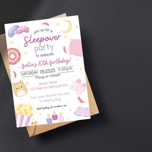 K&ouml;nnte beinhalten: Eine rosa und lilafarbene Einladung zu einer &Uuml;bernachtungsparty mit einem Donut, einer Schlafmaske, einem Kissen und einem Paar Hausschuhen. Die Einladung lautet "Join us for a Sleepover Party to celebrate Bella's 10th Birthday!" mit Datum und Uhrzeit der Party.