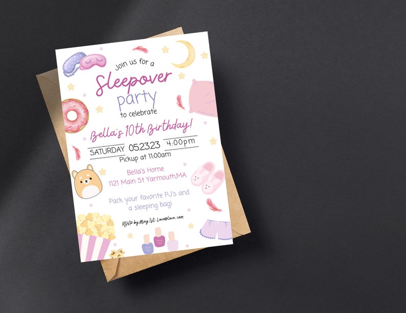 K&ouml;nnte beinhalten: Eine rosa und lilafarbene Einladung zu einer &Uuml;bernachtungsparty mit einem Donut, einer Schlafmaske, einem Kissen und einem Paar Hausschuhen. Die Einladung lautet "Join us for a Sleepover Party to celebrate Bella's 10th Birthday!" mit Datum und Uhrzeit der Party.