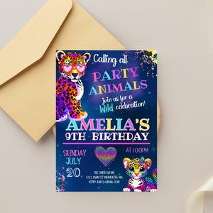 Puede incluir: Una invitaci&oacute;n de cumplea&ntilde;os azul y morada con un dise&ntilde;o de estampado de leopardo colorido. La invitaci&oacute;n dice "Calling all Party Animals! Join us for a Wild Celebration! Amelia's 9th Birthday" con una fecha y hora.