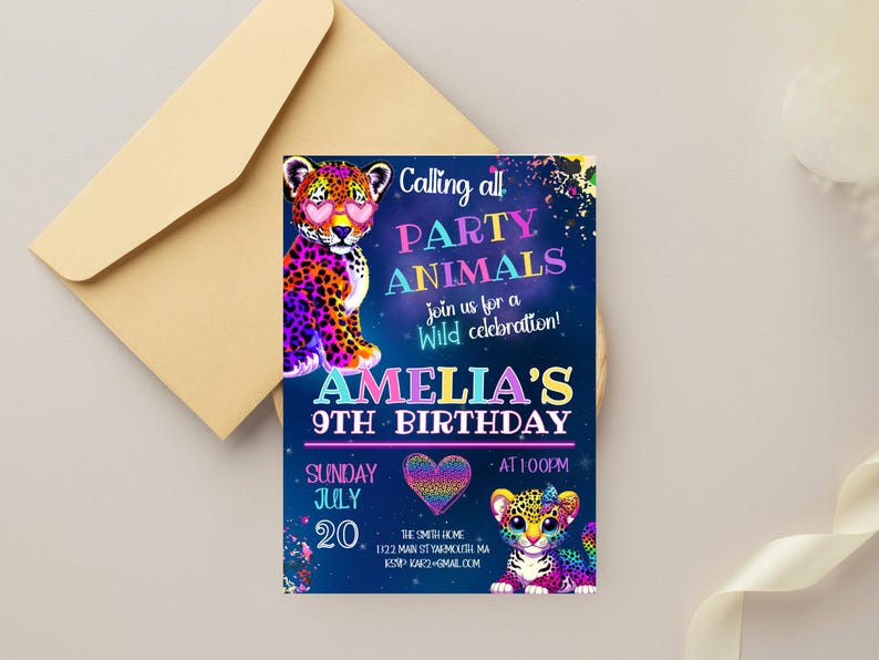 Puede incluir: Una invitaci&oacute;n de cumplea&ntilde;os azul y morada con un dise&ntilde;o de estampado de leopardo colorido. La invitaci&oacute;n dice "Calling all Party Animals! Join us for a Wild Celebration! Amelia's 9th Birthday" con una fecha y hora.