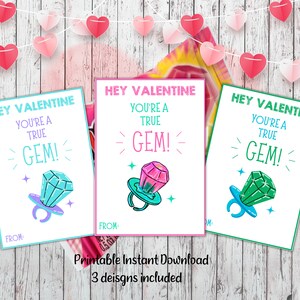 Puede incluir: Tres tarjetas de San Valentín imprimibles con fondo rosa, blanco y verde. Cada tarjeta presenta un anillo con una gema y el texto "Hey Valentine You're a True Gem!"