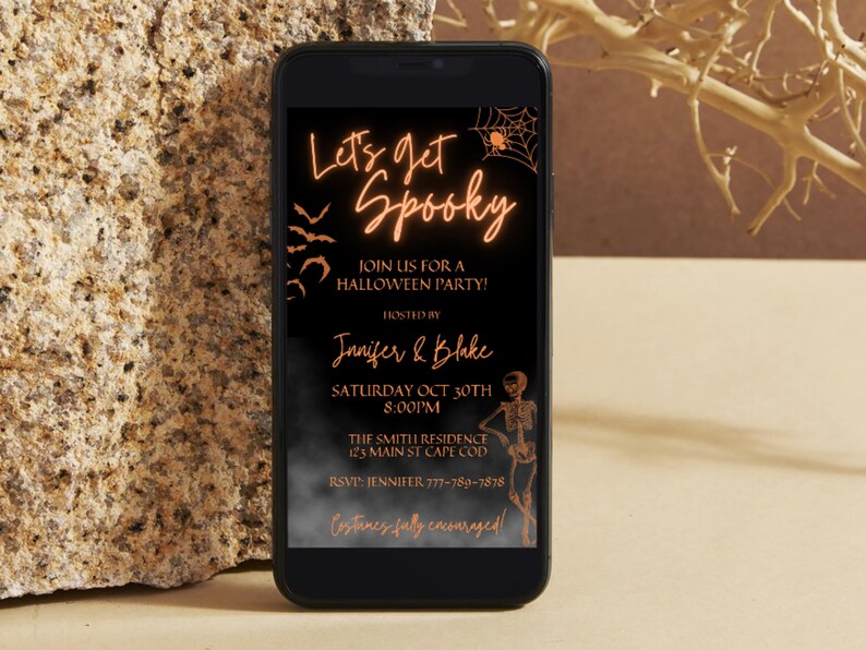 K&ouml;nnte beinhalten: Eine digitale Einladung in Schwarz und Orange f&uuml;r eine Halloween-Party. Die Einladung lautet "Let's get Spooky" mit einer Skelettgrafik und dem Text "Join us for a Halloween party! Hosted by Jennifer & Blake. Saturday Oct 30th 8:00PM. The Smith Residence 123 Main St Cape Cod. RSVP Jennifer 777-789-7878. Costumes fully encouraged!"