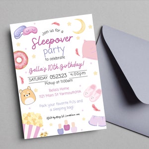 K&ouml;nnte beinhalten: Eine farbenfrohe Einladung zu einer Pyjamaparty zur Feier von Bellas 10. Geburtstag. Die Einladung zeigt einen Donut, eine Schlafmaske, ein Kissen, Hausschuhe, Popcorn und Nagellack. Der Text auf der Einladung lautet "Schlie&szlig;t euch uns zu einer Pyjamaparty an, um Bellas 10. Geburtstag zu feiern! Samstag, 05.23.23, 16:00 Uhr Abholung um 11:00 Uhr Bellas Zuhause 1121 Main St Yarmouth, MA Packt eure Lieblings-PJs und einen Schlafsack RSVP bis zum 1. Mai Loveslave.com"
