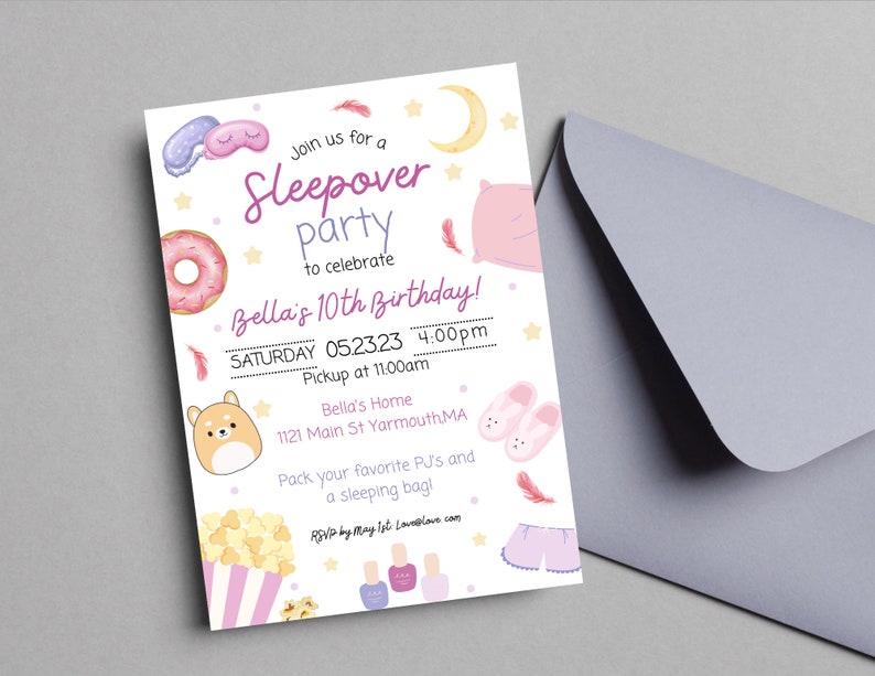 K&ouml;nnte beinhalten: Eine farbenfrohe Einladung zu einer Pyjamaparty zur Feier von Bellas 10. Geburtstag. Die Einladung zeigt einen Donut, eine Schlafmaske, ein Kissen, Hausschuhe, Popcorn und Nagellack. Der Text auf der Einladung lautet "Schlie&szlig;t euch uns zu einer Pyjamaparty an, um Bellas 10. Geburtstag zu feiern! Samstag, 05.23.23, 16:00 Uhr Abholung um 11:00 Uhr Bellas Zuhause 1121 Main St Yarmouth, MA Packt eure Lieblings-PJs und einen Schlafsack RSVP bis zum 1. Mai Loveslave.com"