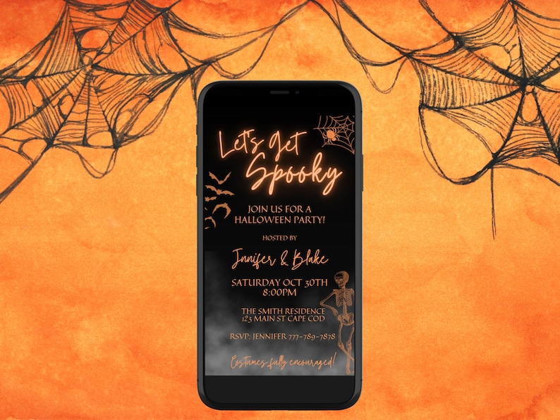 K&ouml;nnte beinhalten: Auf dem Bildschirm eines schwarzen Smartphones ist eine Halloween-Partyeinladung mit orangefarbenem Text zu sehen, der "Let's get Spooky" lautet. Die Einladung enth&auml;lt Details zur Party, einschlie&szlig;lich Datum, Uhrzeit, Ort und Namen der Gastgeber. Der Hintergrund der Einladung ist schwarz mit einem Spinnennetz-Design.