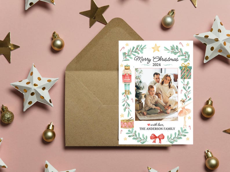 K&ouml;nnte beinhalten: Eine Weihnachtskarte mit einer Aquarell-Illustration eines Nussknackers, einer Ballerina und eines Weihnachtsbaums. Die Karte zeigt ein Familienfoto und den Text "Frohe Weihnachten 2024" und "mit Liebe, DIE FAMILIE ANDERSON".