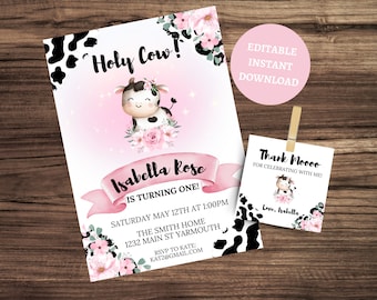 Può includere: Un invito di compleanno stampabile rosa e bianco con una mucca dei cartoni animati e fiori. Il testo recita "Holy Cow! Isabella Rose compie un anno!" e include i dettagli per la festa. Un biglietto di ringraziamento abbinato con una mucca e fiori recita "Grazie Moooo per aver festeggiato con me! Con affetto, Isabella."
