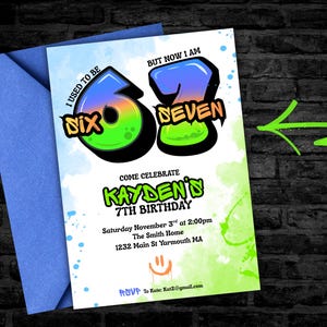 Op de afbeelding: Een verjaardagsuitnodiging met een blauwe envelop. De uitnodiging bevat kleurrijke tekst in graffitistijl met de woorden "Six" en "Seven". Het bevat ook de tekst "Come Celebrate Kayden's 7th Birthday" met evenementdetails.