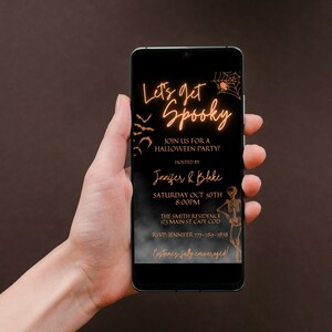 K&ouml;nnte beinhalten: Ein Smartphone, auf dem eine Halloween-Partyeinladung mit schwarzem Hintergrund und orangefarbenem Text angezeigt wird. Die Einladung lautet "Let's get Spooky" und enth&auml;lt Details zur Party, einschlie&szlig;lich Datum, Uhrzeit, Ort und RSVP-Informationen. Die Einladung zeigt auch ein Spinnennetz und ein Skelett.