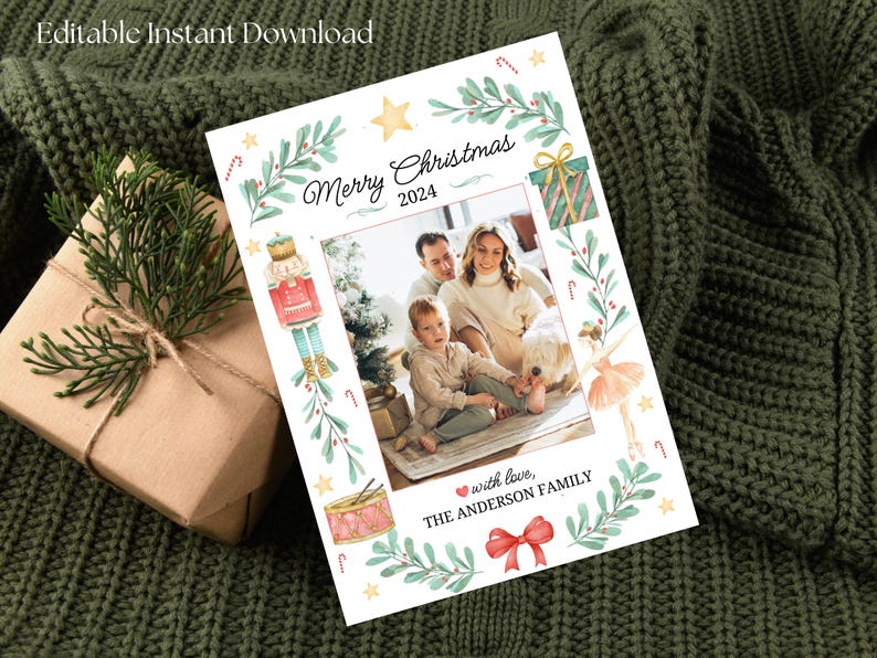 K&ouml;nnte beinhalten: Eine Weihnachtskarte mit einem Aquarelldesign, das ein Familienfoto, einen Nussknacker, eine Ballerina, eine Trommel und eine Geschenkbox zeigt. Die Karte lautet "Frohe Weihnachten 2024" und "mit Liebe, DIE FAMILIE ANDERSON".