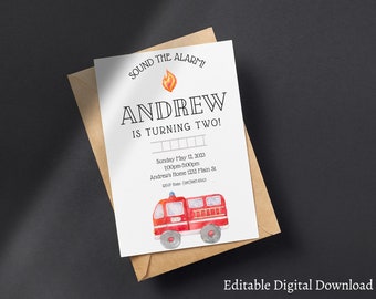 Puede incluir: Una invitación imprimible para el segundo cumpleaños de un niño. La invitación presenta un camión de bomberos rojo con una llama amarilla y el texto "SOUND THE ALARM! ANDREW IS TURNING TWO!" La invitación también incluye la fecha, la hora y la ubicación de la fiesta.