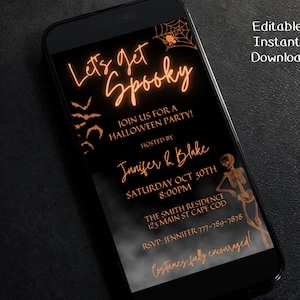 K&ouml;nnte beinhalten: Eine schwarze und orangefarbene digitale Einladung zu einer Halloween-Party. Die Einladung lautet "Let's get Spooky" und enth&auml;lt Datum, Uhrzeit und Ort der Party. Au&szlig;erdem steht dort "Costumes fully encouraged!"