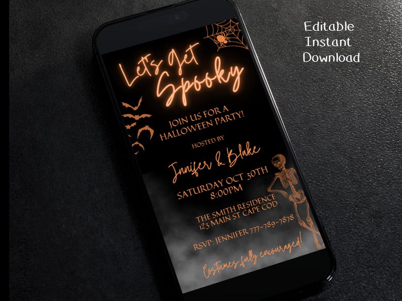 K&ouml;nnte beinhalten: Eine schwarze und orangefarbene digitale Einladung zu einer Halloween-Party. Die Einladung lautet "Let's get Spooky" und enth&auml;lt Datum, Uhrzeit und Ort der Party. Au&szlig;erdem steht dort "Costumes fully encouraged!"