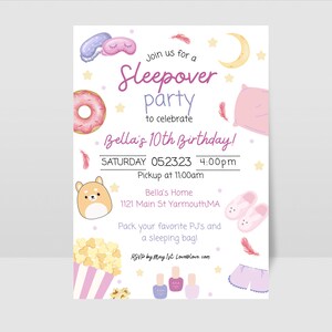 K&ouml;nnte beinhalten: Eine rosa-wei&szlig;e Einladung zu einer Pyjamaparty mit einem Donut, einer Schlafmaske, einem Kissen, einem Mond, Sternen und einem Popcorn-Eimer. Der Text auf der Einladung lautet: "Schlie&szlig;en Sie sich uns zu einer Pyjamaparty an, um Bellas 10. Geburtstag zu feiern! Samstag, 05.23.23, 16:00 Uhr Abholung um 11:00 Uhr Bellas Zuhause 1121 Main St Yarmouth, MA Packen Sie Ihren Lieblings-Pyjama und einen Schlafsack ein! RSVP bis zum 1. Mai Love@love.com"