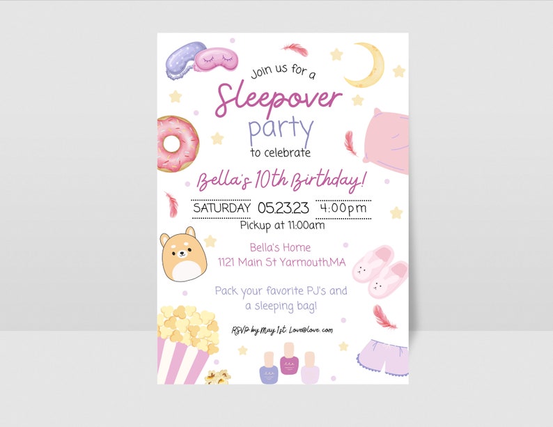 K&ouml;nnte beinhalten: Eine rosa-wei&szlig;e Einladung zu einer Pyjamaparty mit einem Donut, einer Schlafmaske, einem Kissen, einem Mond, Sternen und einem Popcorn-Eimer. Der Text auf der Einladung lautet: "Schlie&szlig;en Sie sich uns zu einer Pyjamaparty an, um Bellas 10. Geburtstag zu feiern! Samstag, 05.23.23, 16:00 Uhr Abholung um 11:00 Uhr Bellas Zuhause 1121 Main St Yarmouth, MA Packen Sie Ihren Lieblings-Pyjama und einen Schlafsack ein! RSVP bis zum 1. Mai Love@love.com"