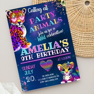 Puede incluir: Una invitaci&oacute;n de fiesta de cumplea&ntilde;os azul y morada con un dise&ntilde;o de estampado de leopardo. La invitaci&oacute;n dice "Calling all Party Animals" y "Amelia's 9th Birthday".
