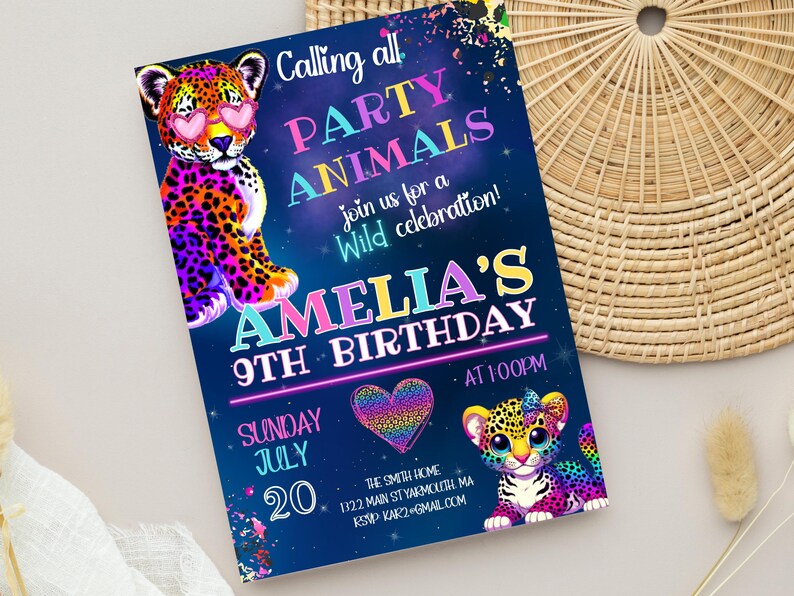 Puede incluir: Una invitaci&oacute;n de fiesta de cumplea&ntilde;os azul y morada con un dise&ntilde;o de estampado de leopardo. La invitaci&oacute;n dice "Calling all Party Animals" y "Amelia's 9th Birthday".