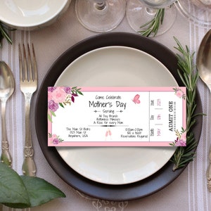 Puede incluir: Una invitaci&oacute;n de brunch para el D&iacute;a de la Madre en un boleto rosa y blanco. El boleto dice "Ven a celebrar el D&iacute;a de la Madre" e incluye detalles sobre el brunch, incluida la fecha, la hora y el precio. El boleto tambi&eacute;n tiene un dise&ntilde;o floral con flores rosas y moradas.