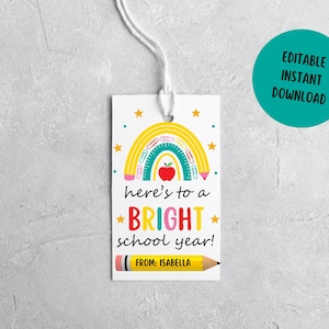 Etiquetas de regreso a la escuela, aquí hay una etiqueta brillante del año escolar, etiqueta de regalo imprimible del primer día de la escuela, etiqueta de regalo de favor de la escuela, descarga instantánea