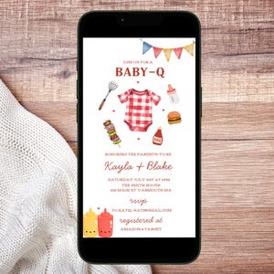 Puede incluir: Un teléfono inteligente muestra una invitación a un baby shower con temática de barbacoa. La invitación presenta ilustraciones de acuarela de un body, una hamburguesa y condimentos. El texto incluye "BABY-Q" y los nombres "Kayla + Blake".