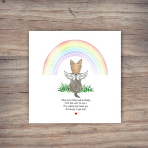 Puede incluir: Una ilustración de acuarela de un perro con alas de ángel sentado bajo un arcoíris. El texto dice: "Cuando te sientas triste y solo, No pienses que estamos lejos, Estaré caminando a tu lado, Y siempre en tu corazón."