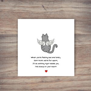 Puede incluir: Una tarjeta blanca con una ilustración de un gato gris con alas de ángel. La tarjeta incluye el texto: "Cuando te sientas triste y solo, No pienses que estamos lejos, Caminaré justo a tu lado, Y siempre en tu corazón."